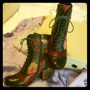 L'Artiste boots size 5 NWT